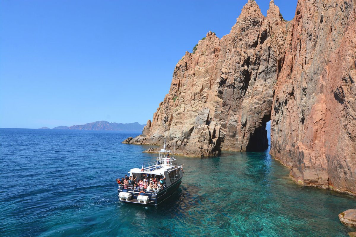 Aller à la découverte de Girolata en bateau