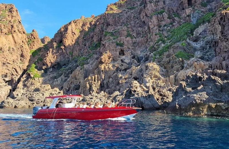 Aller à la découverte de Girolata en bateau